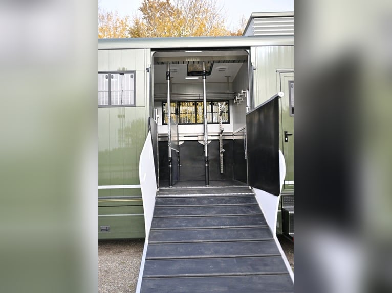 Luxus Mercedes Atego 15/300 – 5-Pferde-Transporter mit ausziehbarem und aufklappbarem Hecktürsystem