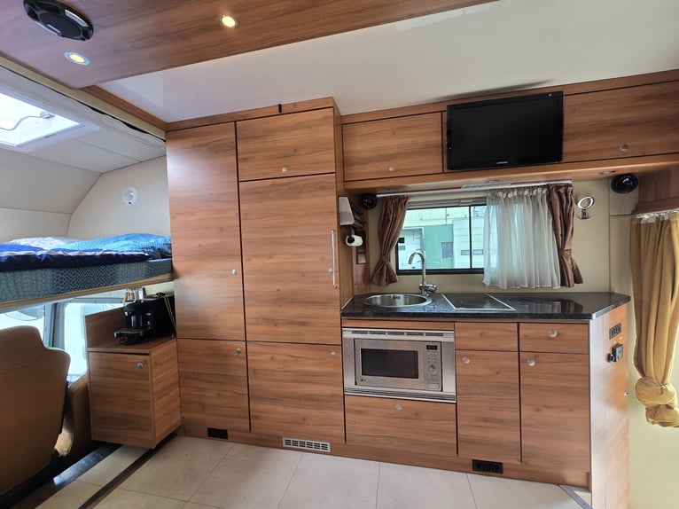 MAN TGM 15.290 4x2 LL – AK Aufbau, EZ 2012, Pop Out, 5 Pferde