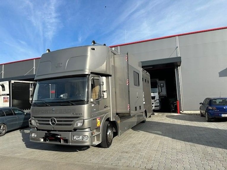 Mercedes-Benz Atego Pferde LKW JL Motorhome mit Pop out, 4 Sitzplätze, 4-5 Pferde, öst. Zulassung LK