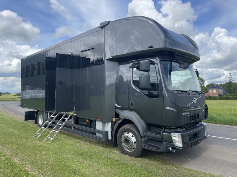 NEW - Volvo FL210 (AUT) - 5 horses and livingroom