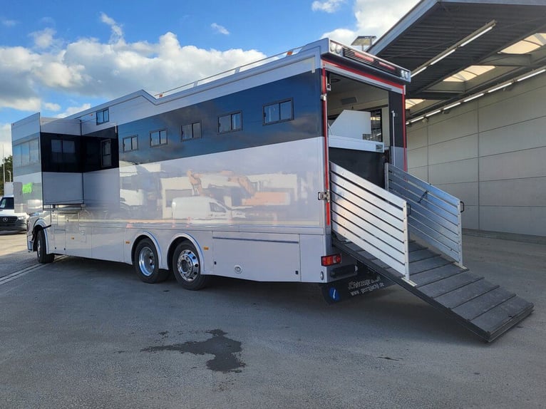 Mercedes-Benz Actros 2551 Horse Truck + Living (2017) —  5–6 horses — 23.236 km — Euro 6 Mercedes-Benz Actros 2551 Horse Truck + Living (2017) —  5–6 horses — 23.236 km — Euro 6