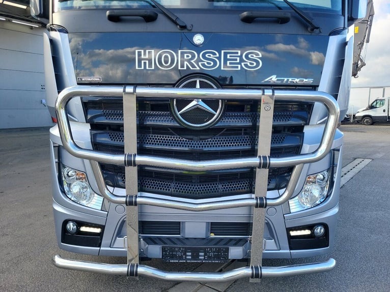 Mercedes-Benz Actros 2551 Horse Truck + Living (2017) —  5–6 horses — 23.236 km — Euro 6 Mercedes-Benz Actros 2551 Horse Truck + Living (2017) —  5–6 horses — 23.236 km — Euro 6