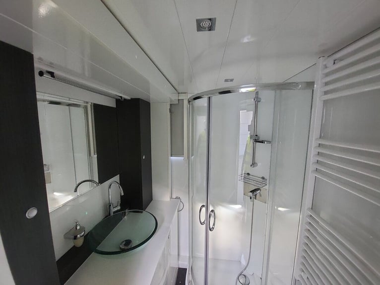 Mercedes-Benz Actros 2551 Horse Truck + Living (2017) —  5–6 horses — 23.236 km — Euro 6 Mercedes-Benz Actros 2551 Horse Truck + Living (2017) —  5–6 horses — 23.236 km — Euro 6