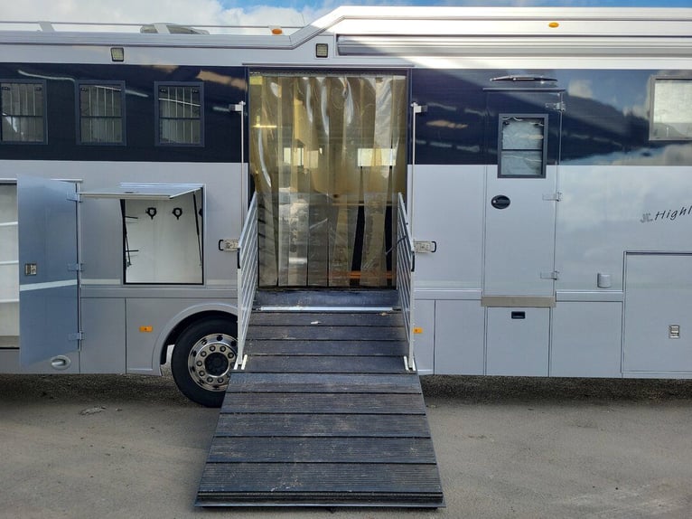 Mercedes-Benz Actros 2551 Horse Truck + Living (2017) —  5–6 horses — 23.236 km — Euro 6 Mercedes-Benz Actros 2551 Horse Truck + Living (2017) —  5–6 horses — 23.236 km — Euro 6