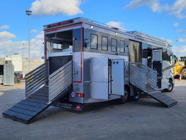 Mercedes-Benz Actros 2551 Horse Truck + Living (2017) —  5–6 horses — 23.236 km — Euro 6 Mercedes-Benz Actros 2551 Horse Truck + Living (2017) —  5–6 horses — 23.236 km — Euro 6