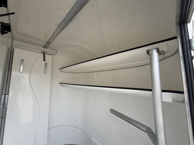 Neuer 2 Pferdeanhänger 2700KG Hengstausstattung mit großer Sattelkammer