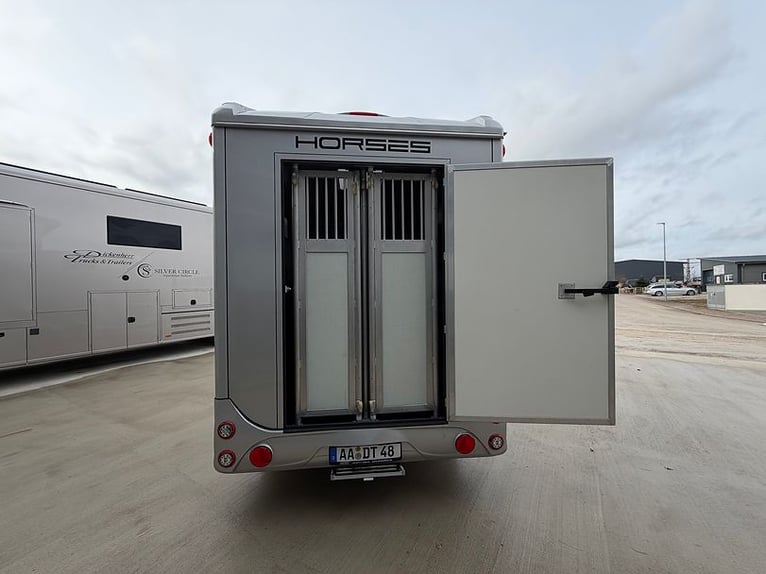 Neuer 2 Pferdeanhänger 2700KG Hengstausstattung mit großer Sattelkammer