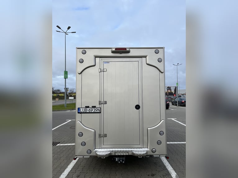 Peugeot Boxer Pferdewagen 2024, nur 29.000 km, neue Ausstattung – noch Garantie.