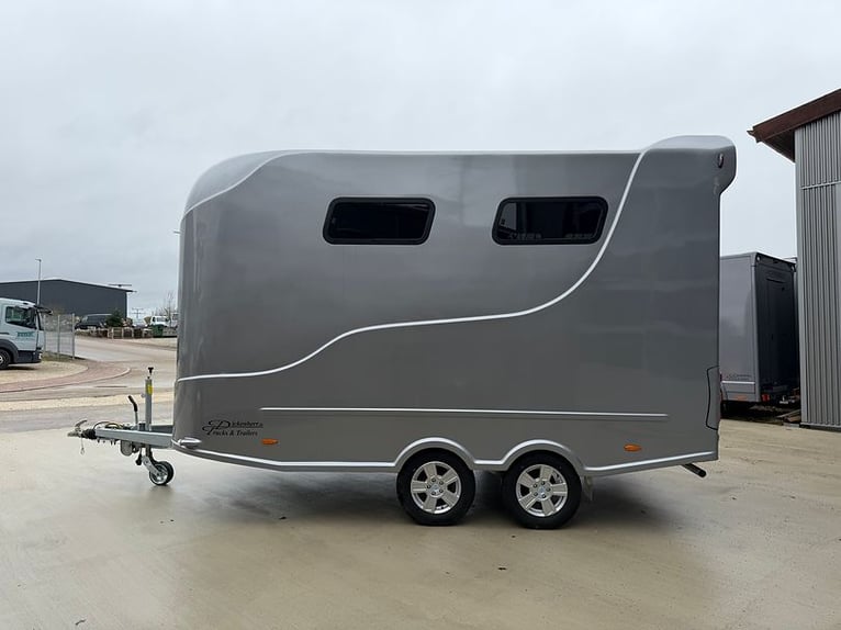 Pferdeanhänger 3er Anhänger Big Space mit Sattelkammer Pferdetransporter Trailer Horsetrailer