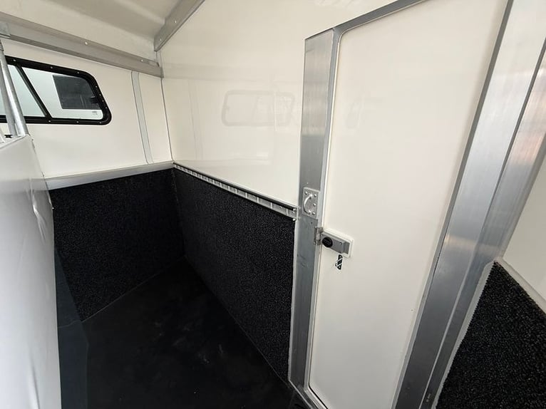 Pferdeanhänger 3er Anhänger Big Space mit Sattelkammer Pferdetransporter Trailer Horsetrailer