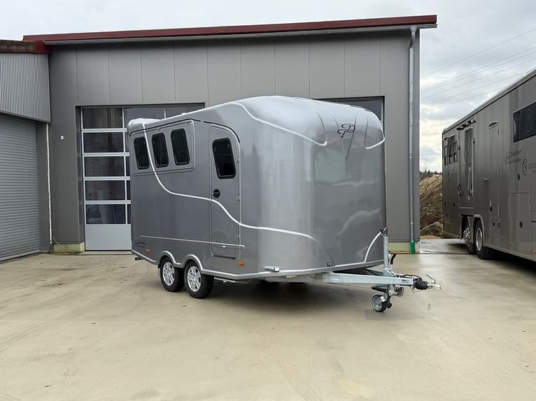 Pferdeanhänger 3er Anhänger Big Space mit Sattelkammer Pferdetransporter Trailer Horsetrailer