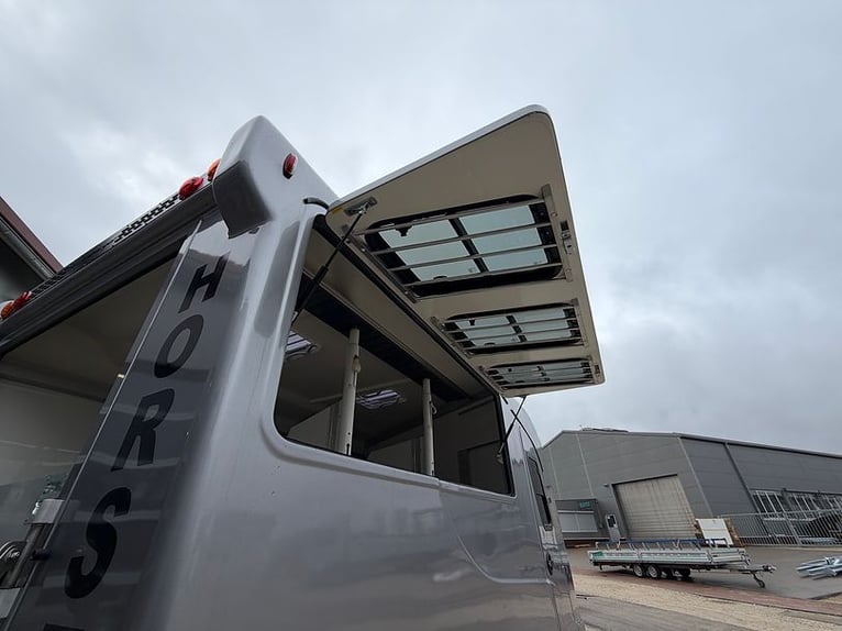 Pferdeanhänger 3er Anhänger Big Space mit Sattelkammer Pferdetransporter Trailer Horsetrailer