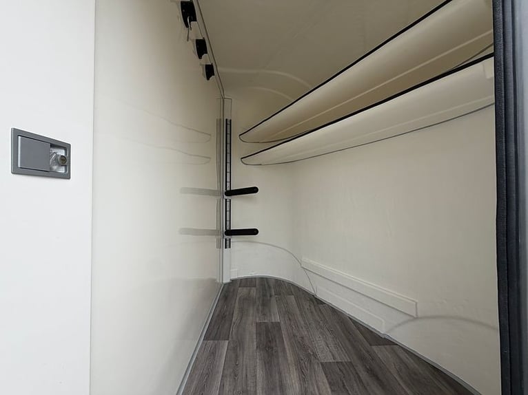 Pferdeanhänger 3er Anhänger Big Space mit Sattelkammer Pferdetransporter Trailer Horsetrailer