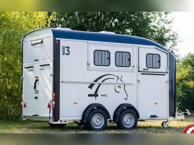 Pferdeanhänger Liberté Maxi 3 – inklusive Sattelkammer und Seitentreppe