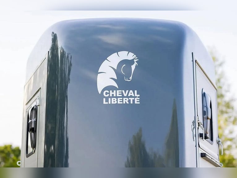 Pferdeanhänger Liberté Touring Country XL mit Vorderrampe und Sattelkammer