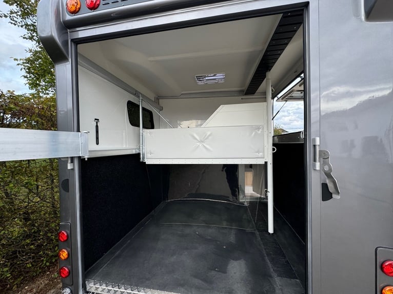 Pferdetransporter DT Trailer 2 Pferde mit Großer Wohnung 3,5t -Heizung-Mautfrei