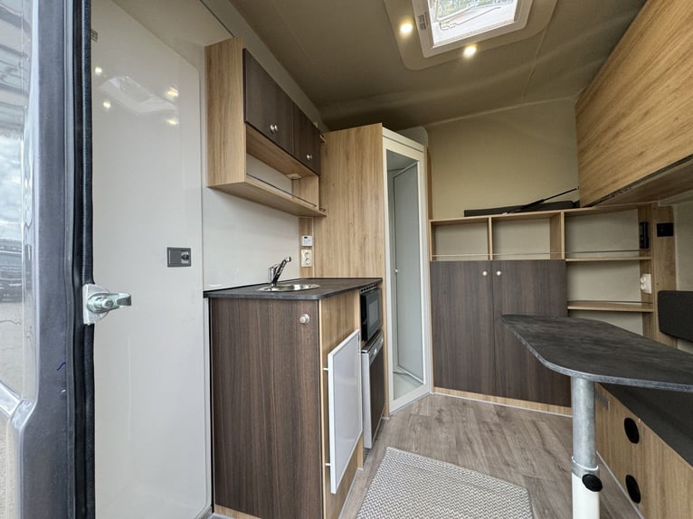 Pferdetransporter DT Trailer 2 Pferde mit Großer Wohnung 3,5t -Heizung-Mautfrei