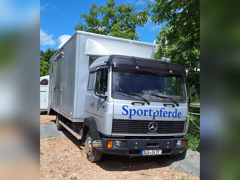Pferdetransporter LKW Mercedes 4 Stellplätze Sattelkammer Wassertank Kameras