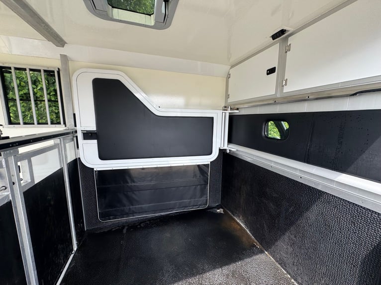 Pferdetransporter STX Automatik Tiertransporter Viehtransporter Horsetruck Paardencamionette