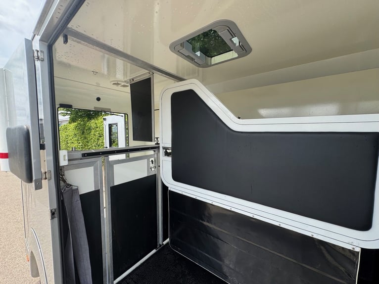 Pferdetransporter STX Automatik Tiertransporter Viehtransporter Horsetruck Paardencamionette