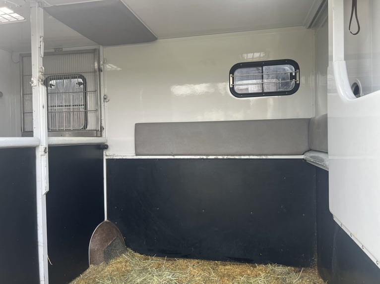 Tolle Pferdetransporteuer Renault MTM