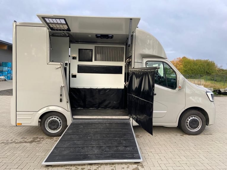 Pferdetransporter an: Renault Master 2024