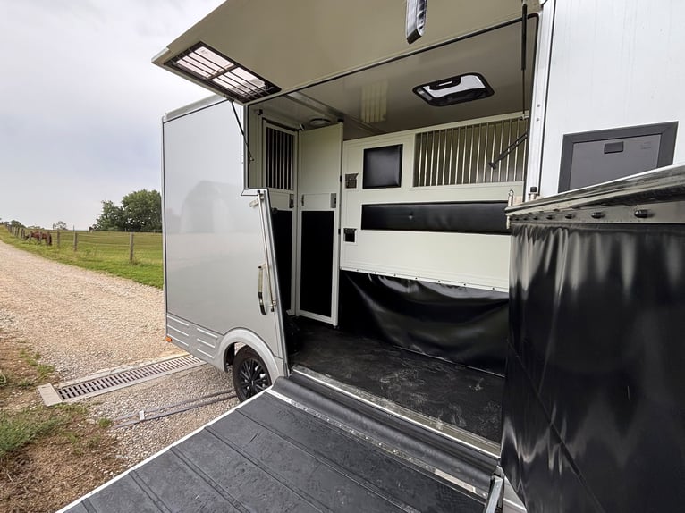 Pferdetransporter Mercedes Sprinter 200 PS Aufbau 2026 5 Sitze