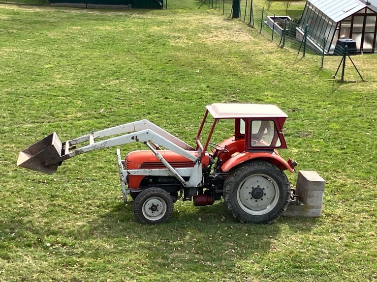 Steyr Traktor T190 mit Schaufel und Mistgabel