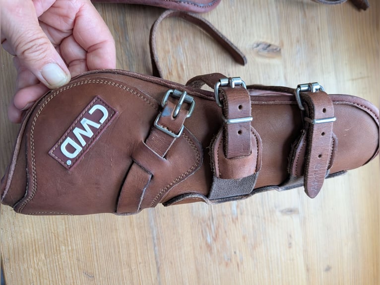 Verkaufe nicht benutze CWD Springamaschen aus hochwertigem sehr weichem Leder.