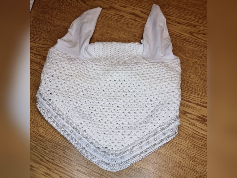 Handgemachte Fliegenhauben