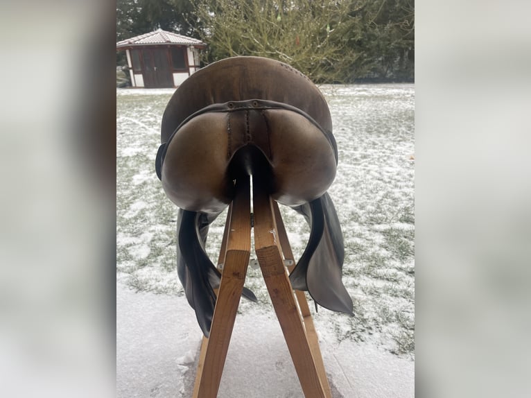 DDR LEWA Sattel VSD 17 Zoll Warmblut ca. 1985 reparaturbedürftig