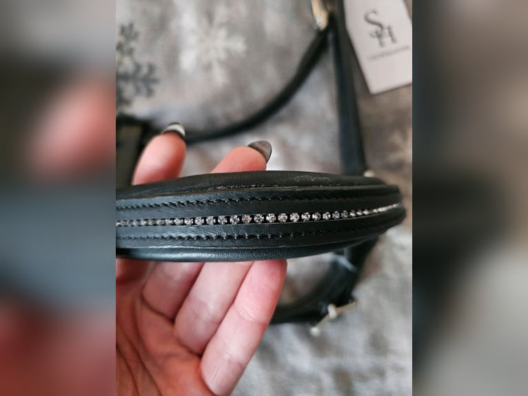 Neues Lederhalfter mit Strasssteinen 