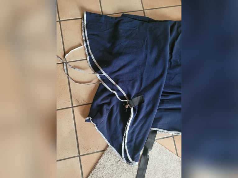 blaue Abschwitzdecke mit Halsteil mit Reflektoren - 155 cm