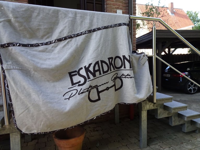 Eskadron Dralon Platinum Abschwitzdecke Brand Greige Motiv M/L neuwertig