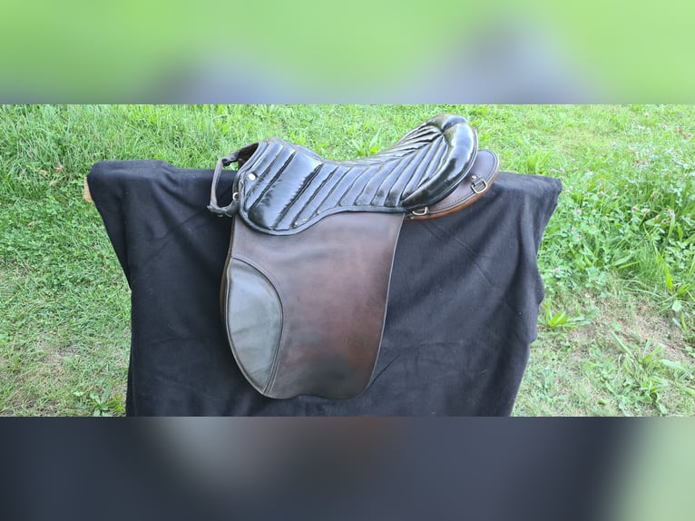 mehrere Decken, Sättel und Zubehör wegen Aufgabe der Pferdehaltung