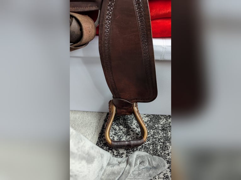 Schöner Baumloser Sattel von Deuber & Partner