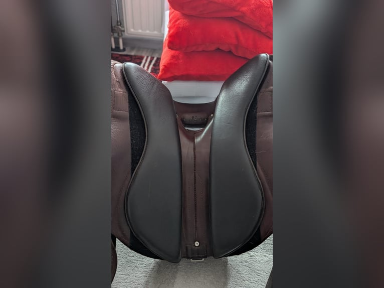 Schöner Baumloser Sattel von Deuber & Partner