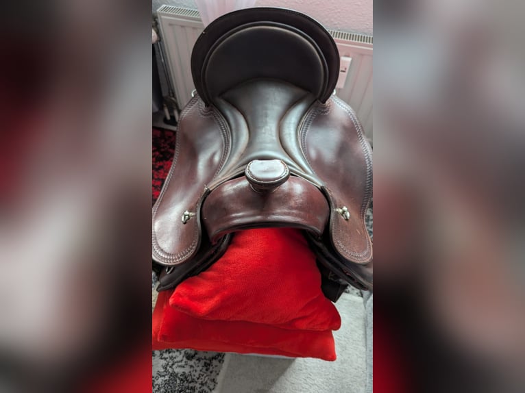 Schöner Baumloser Sattel von Deuber & Partner