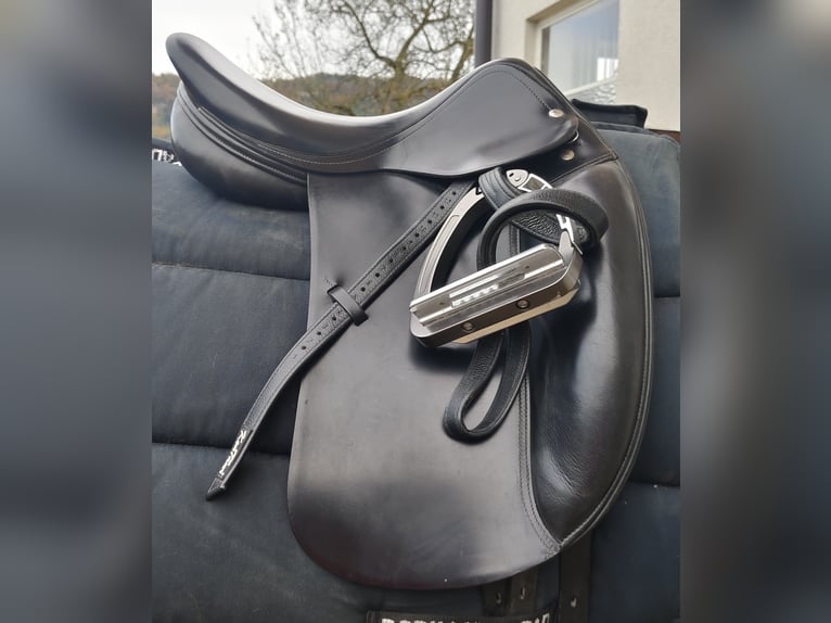 Amerigo Basso klassischer Dressursattel 17" top Zustand! Amerigo Basso klassischer Dressursattel 17" top Zustand!