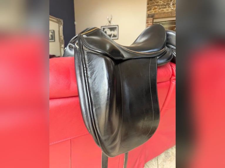 Childeric DGP Dressursattel. 17,5 Zoll MW. Sehr guter Zustand