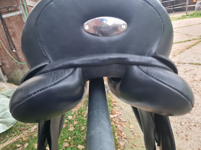 Dressursattel 17 Zoll  neu Dressurpferd reiten