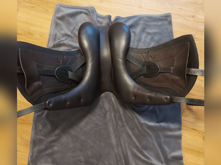 Dressursattel Erreplus Vittoria 17 Zoll Monoblatt braun