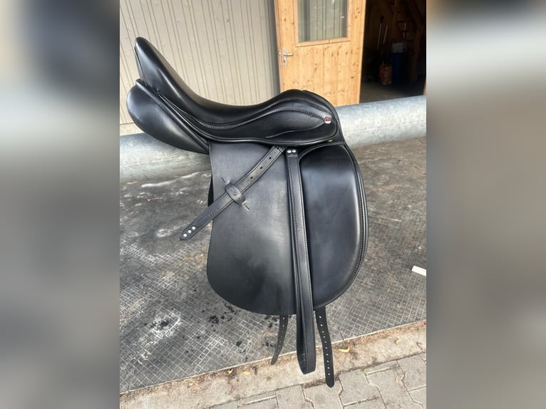 Dressursattel Farrington – selten benutzt inkl. Glitzer-Steigbügelriemen