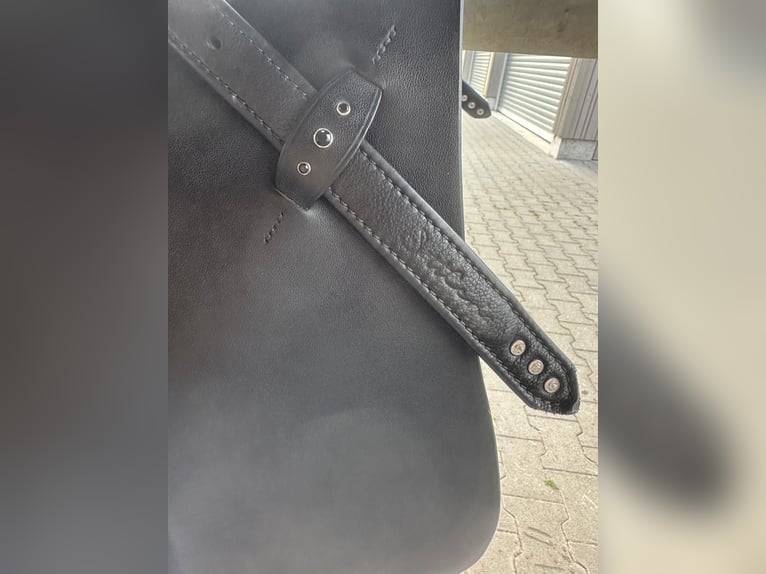 Dressursattel Farrington – selten benutzt inkl. Glitzer-Steigbügelriemen