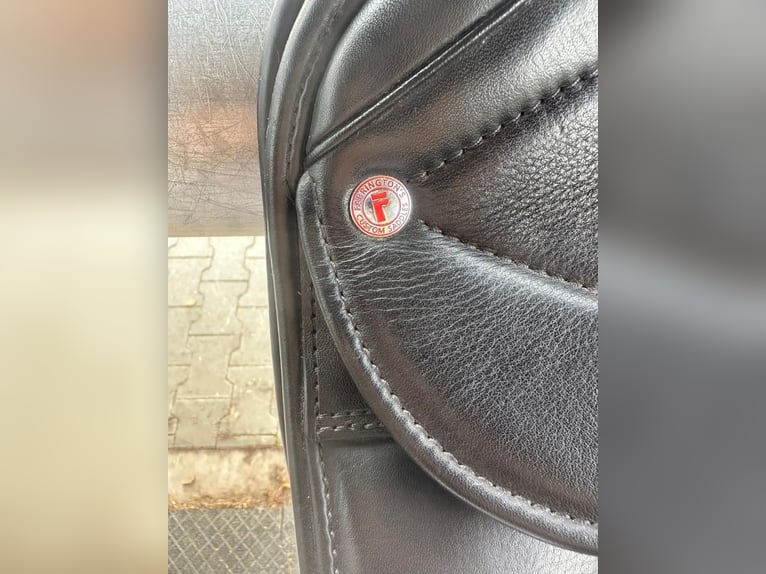 Dressursattel Farrington – selten benutzt inkl. Glitzer-Steigbügelriemen