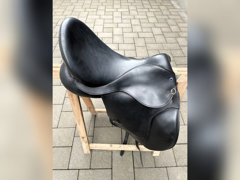 Dressursattel Stübben Virginia   Sitz  17,5 Kammer 30 schwarz