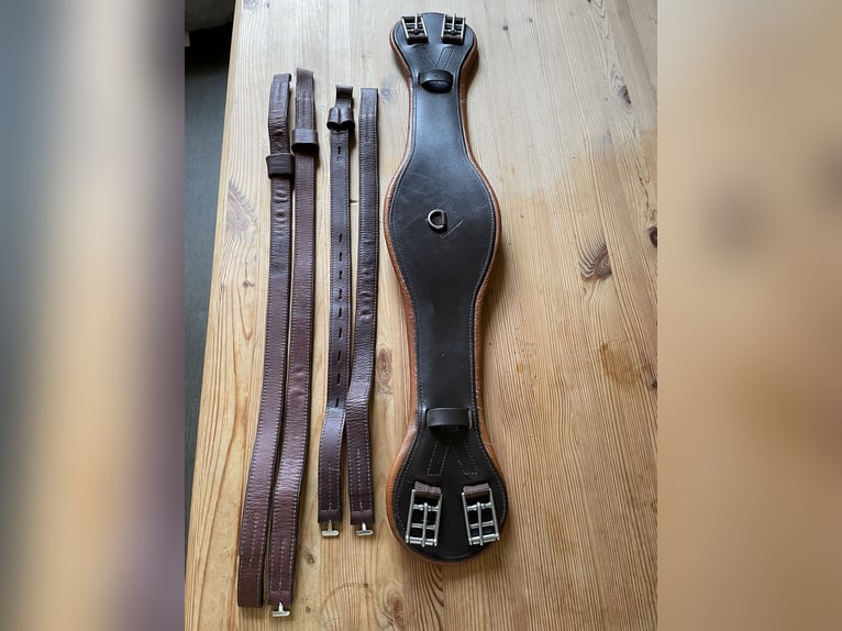 Dressursattel von DEUBER mit verstellbarer Kopfeisen, inklusive Zaumzeug & Gurt!  