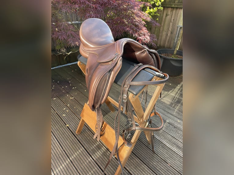 Dressursattel von DEUBER mit verstellbarer Kopfeisen, inklusive Zaumzeug & Gurt!  
