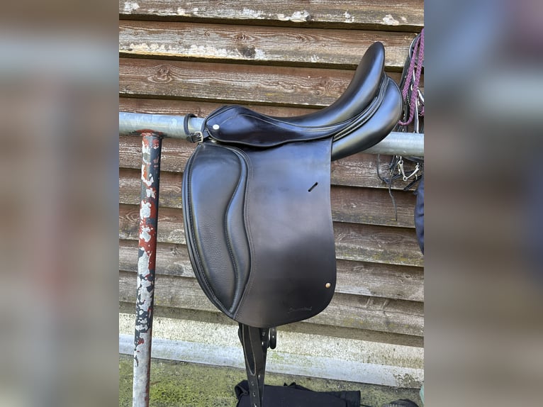 Dressursattel von Horsestar 17 Zoll 