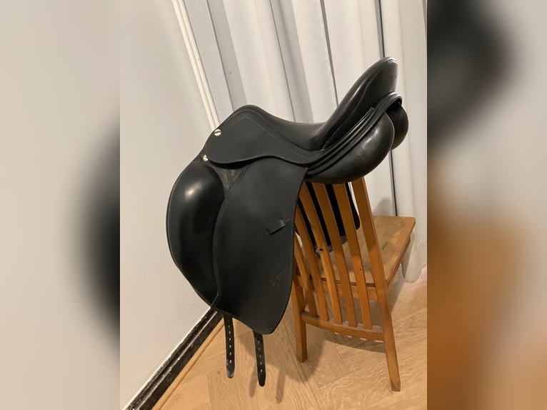 Erreplus Adelinde 18 Zoll Dressursattel Klettpausche
